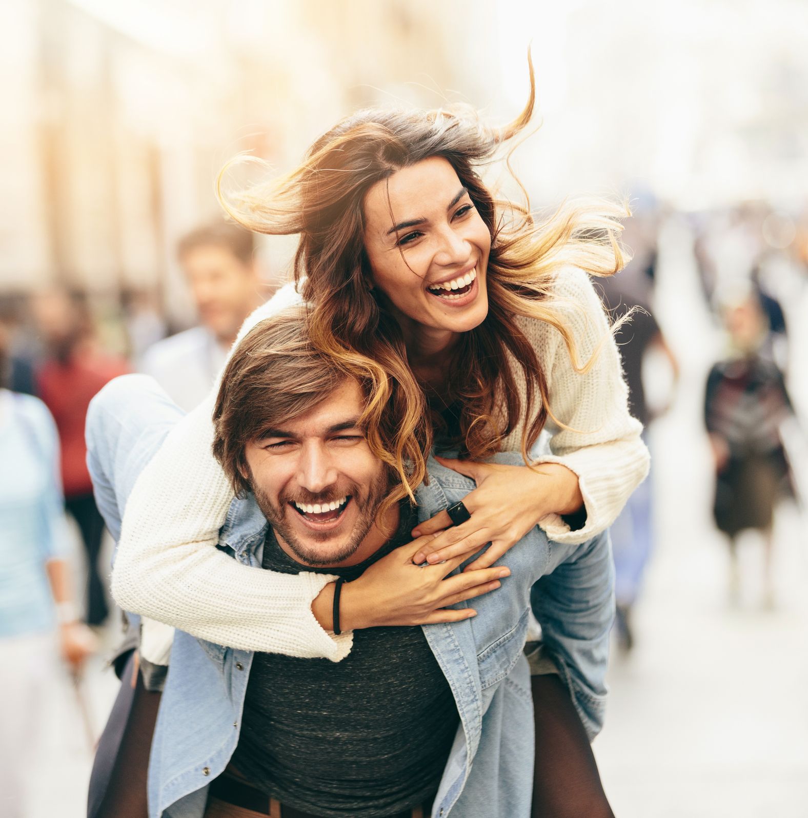 Coppia felice al primo appuntamento dopo essersi conosciuta tramite una piattaforma di dating in un contesto urbano. L'immagine mostra un online dating sicuro, una conoscenza reciproca e un rapporto rispettoso.