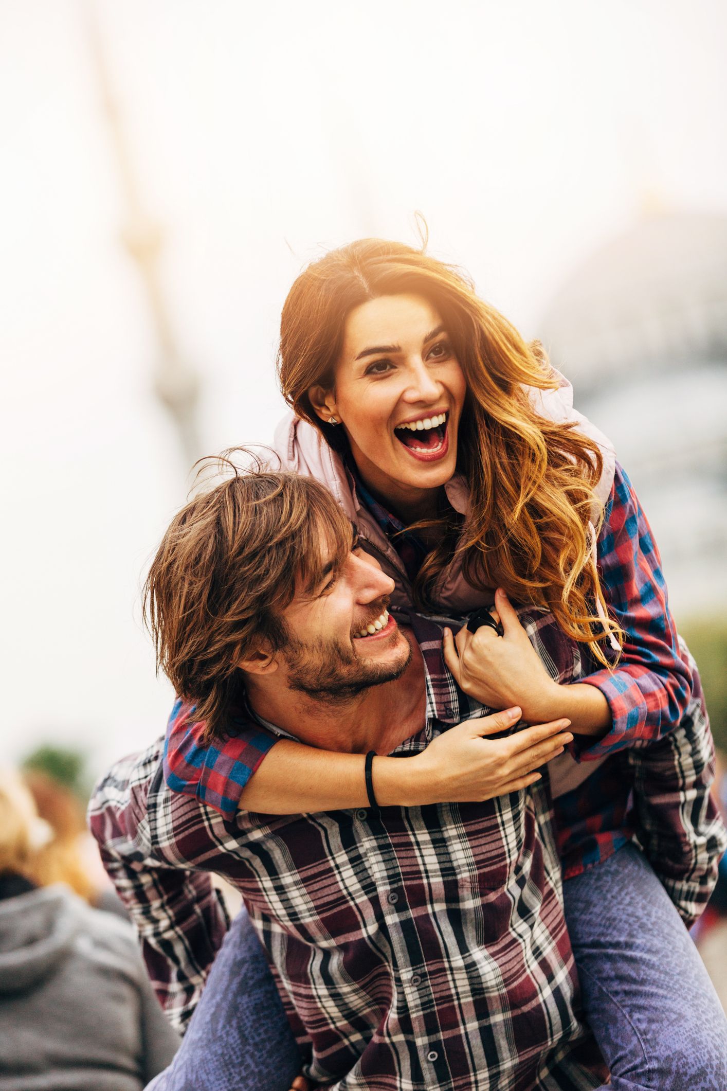 Un giovane uomo e una giovane donna ridono insieme dopo essersi conosciuti su una piattaforma di dating seria e costruiscono una relazione duratura.